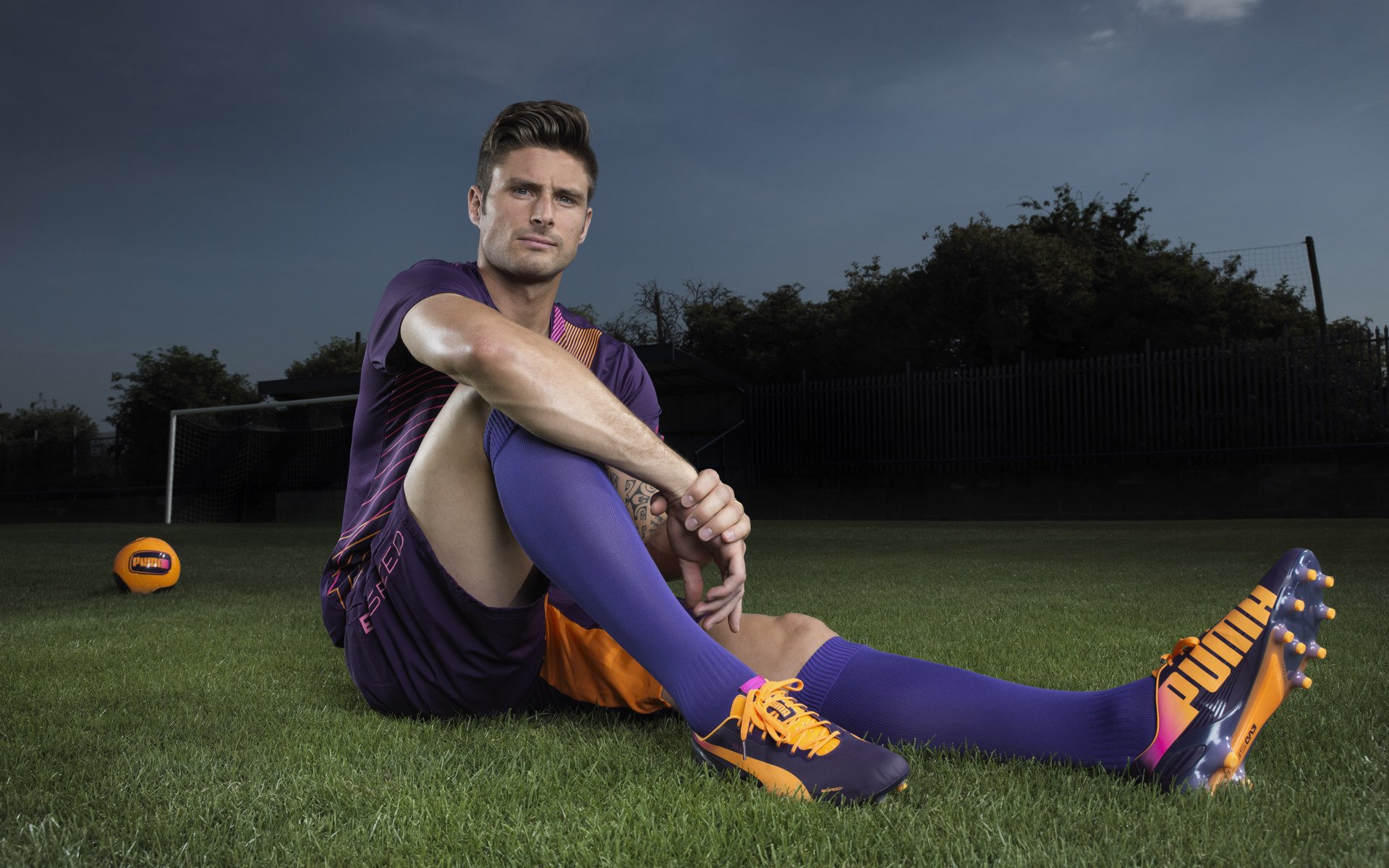 开云体育-拜仁三箭穿心，曼联防线崩盘，一场3-0背后的攻守哲学崩塌，攻守哲学崩塌，拜仁三箭击穿曼联防线的战术解析